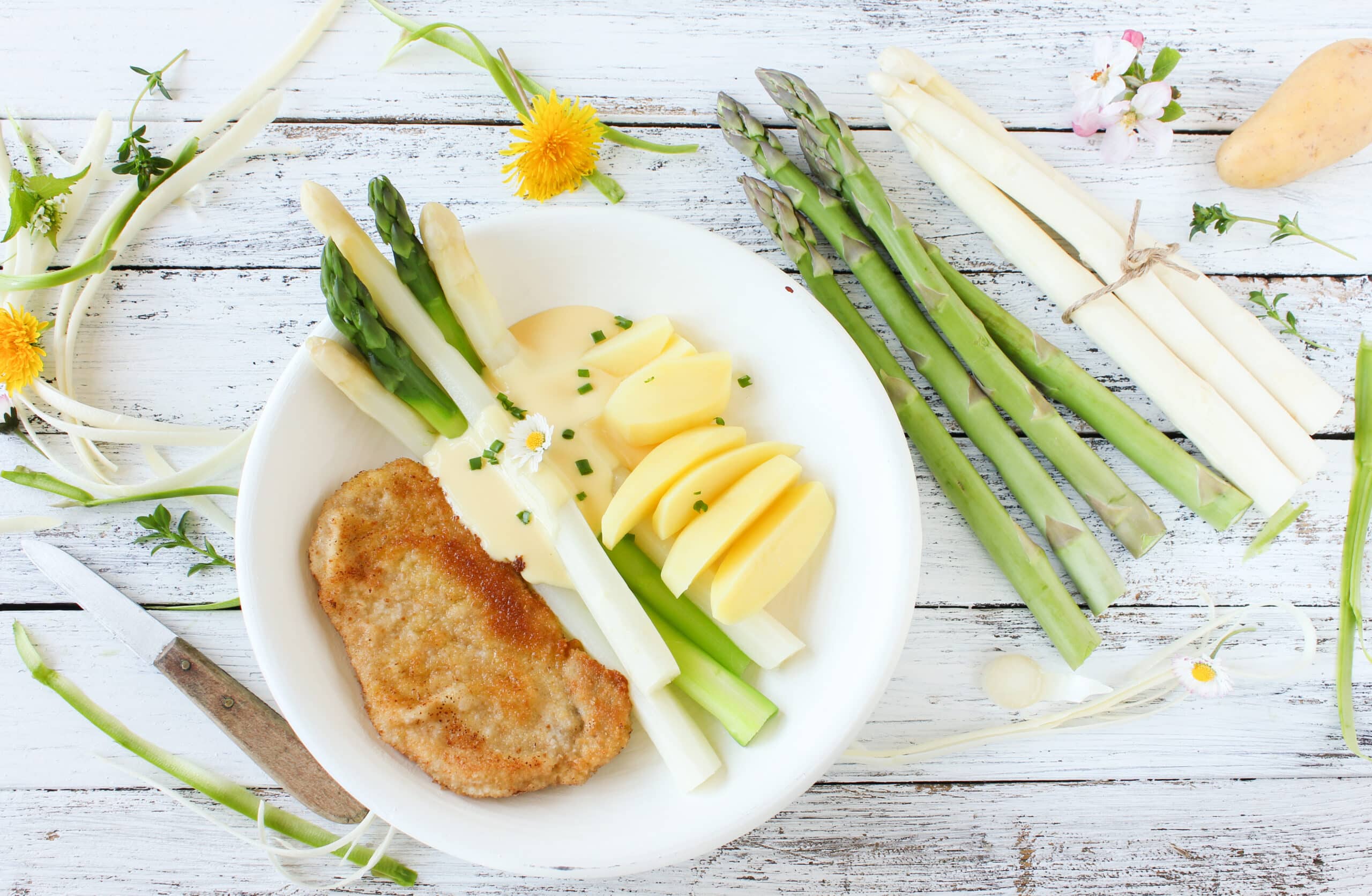 Spargel weiß grün weißer grüner mit Kartoffeln und Schnitzel von oben